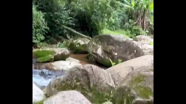 DEI PRA UM PAUZUDO NO MEIO DA CACHOEIRA.